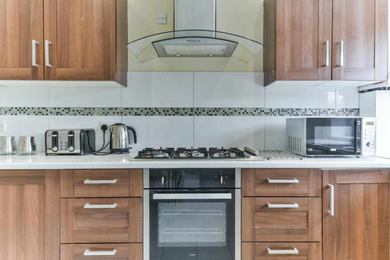 Royal Living Properties Villa Хилингдън Екстериор снимка